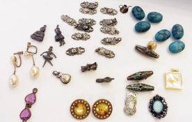 Small quantity earrings, trinkets and costume jewellery