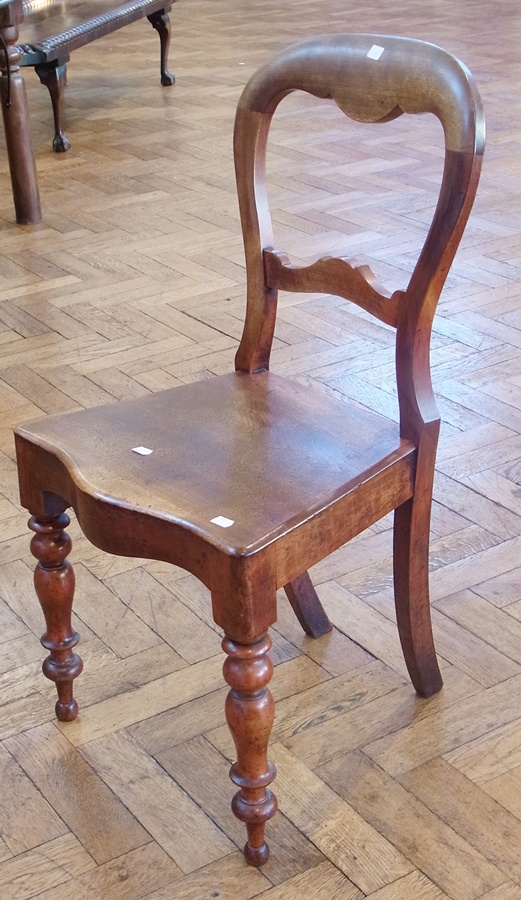 Pair hoopback hardwood dining chairs each with serpentine panel seat, on baluster turned supports