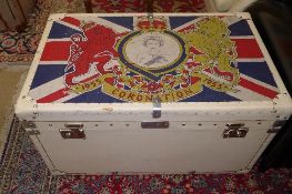 A white leather trunk with coronation detail. W 90 D 56 H 50 cm