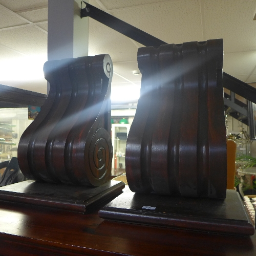 A pair of plaster simulated mahogany scroll form wall brackets (a/f)