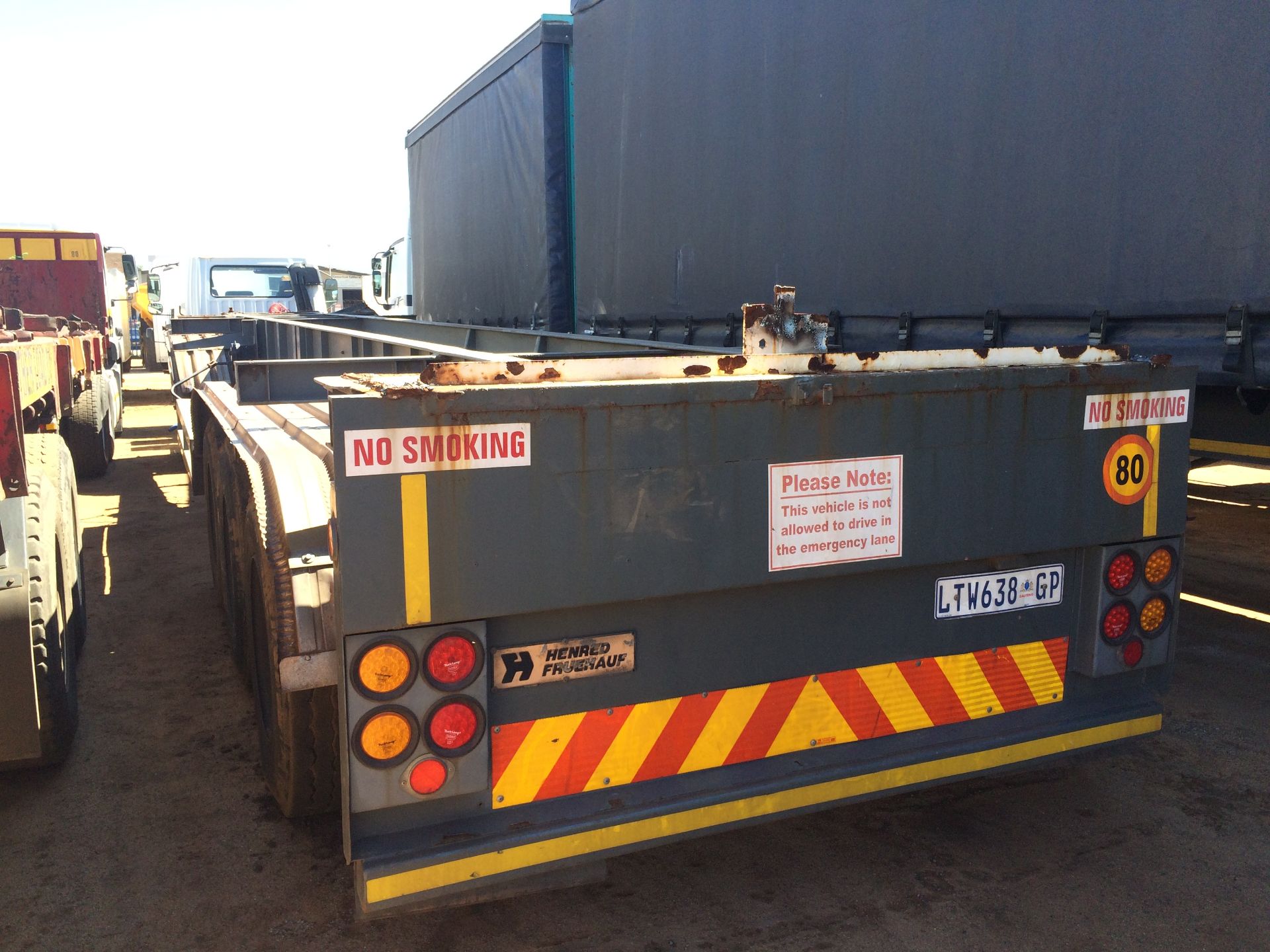 - HENRED TRI-AXLE SKELETAL TRAILER (SCRAP DOCS) REG NO: LTW638GP - Image 2 of 3