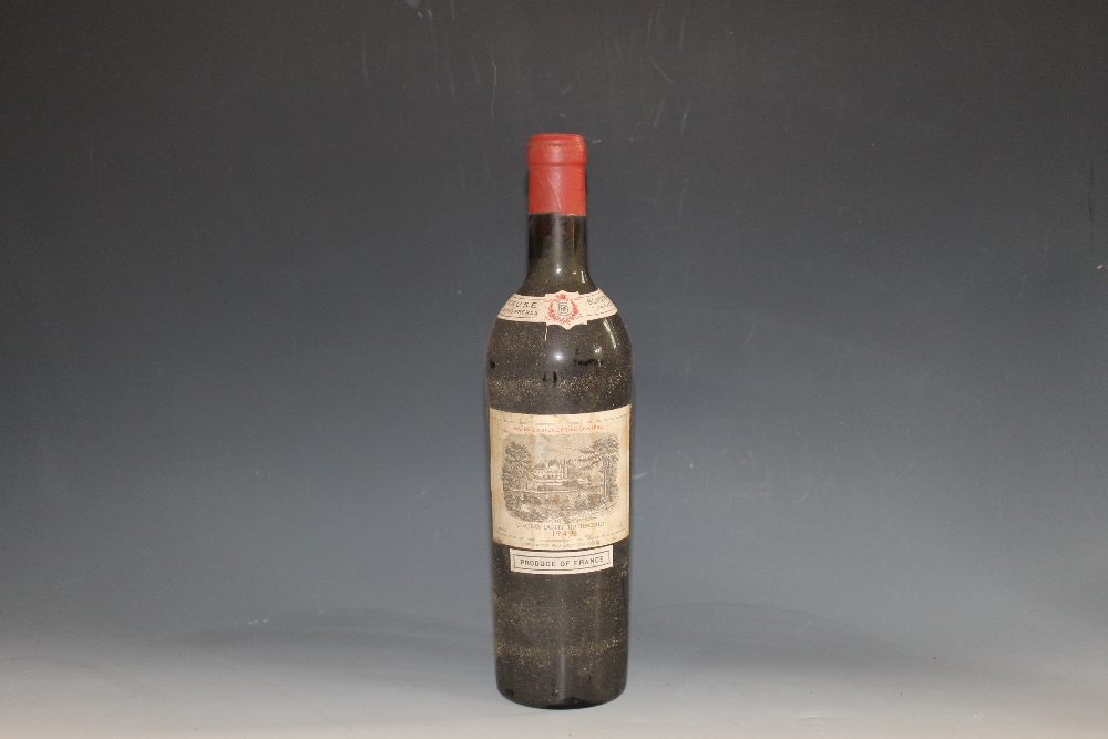 1 BOTTLE OF CHATEAU LAFITE - ROTHSCHILD GRAND CRU CLASSE PAUILLAC 1949, bottom neck