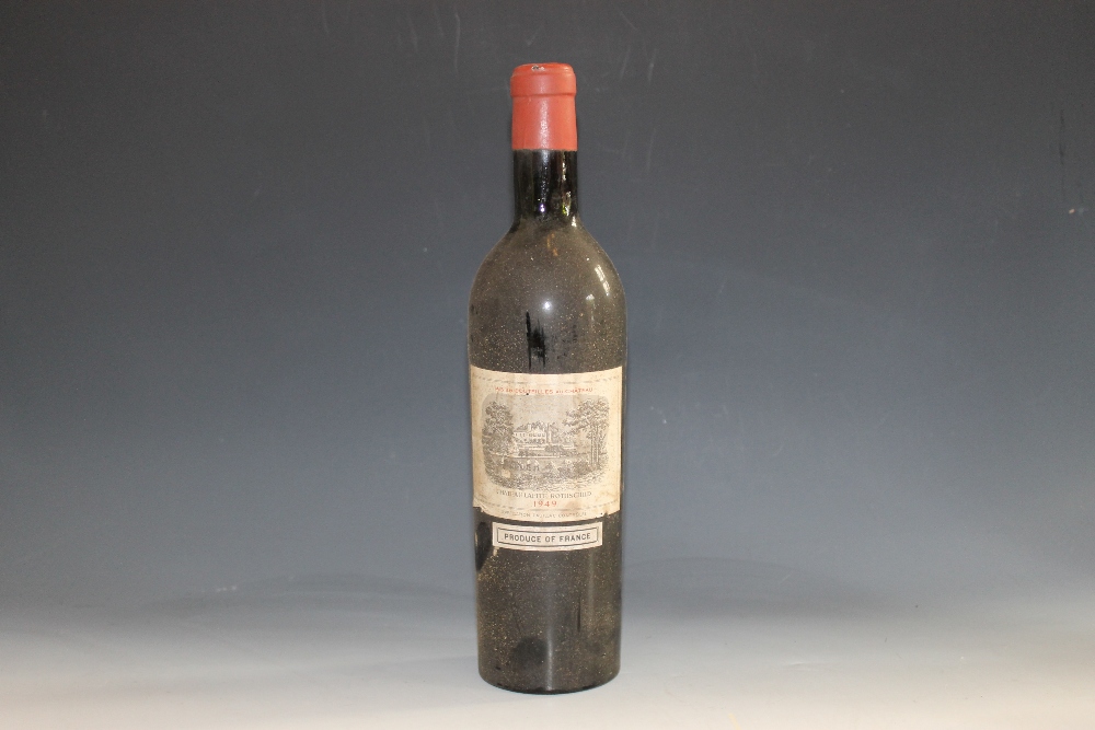 1 BOTTLE OF CHATEAU LAFITE - ROTHSCHILD GRAND CRU CLASSE PAUILLAC 1949, mid shoulder