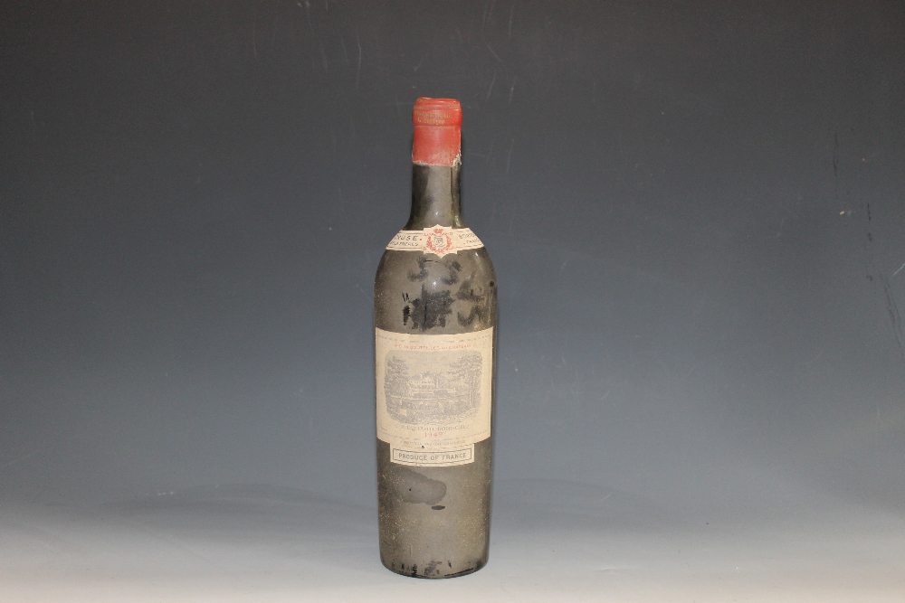 1 BOTTLE OF CHATEAU LAFITE - ROTHSCHILD GRAND CRU CLASSE PAUILLAC 1949, top shoulder