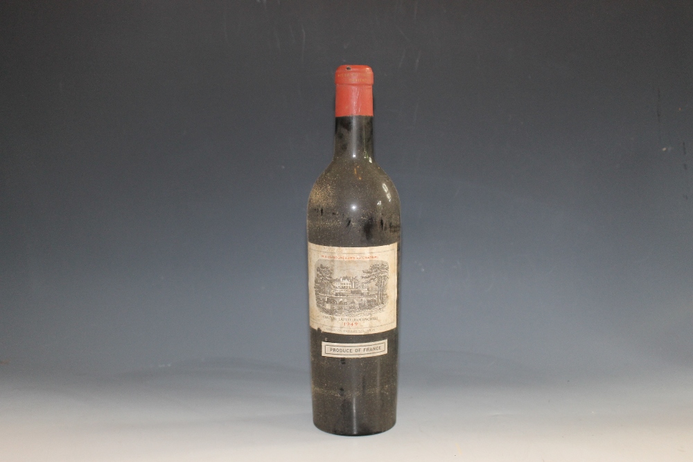 1 BOTTLE OF CHATEAU LAFITE - ROTHSCHILD GRAND CRU CLASSE PAUILLAC 1949, mid shoulder