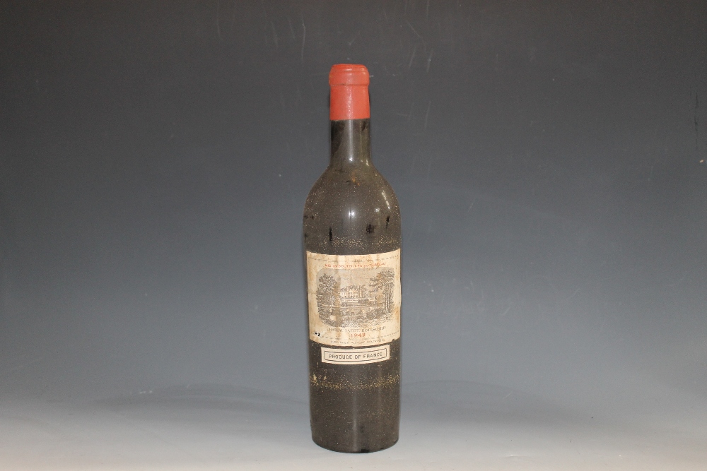 1 BOTTLE OF CHATEAU LAFITE - ROTHSCHILD GRAND CRU CLASSE PAUILLAC 1949, mid shoulder