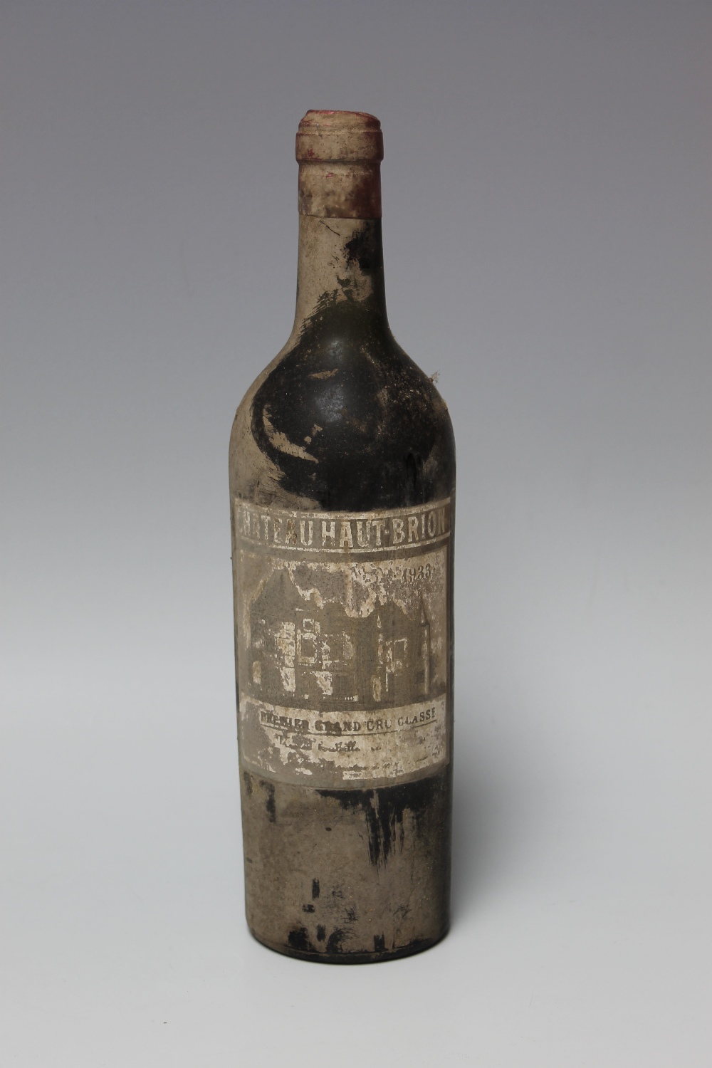 1 BOTTLE OF CHATEAU HAUT BRION GRAND CRU CLASSE 1933, high shoulder