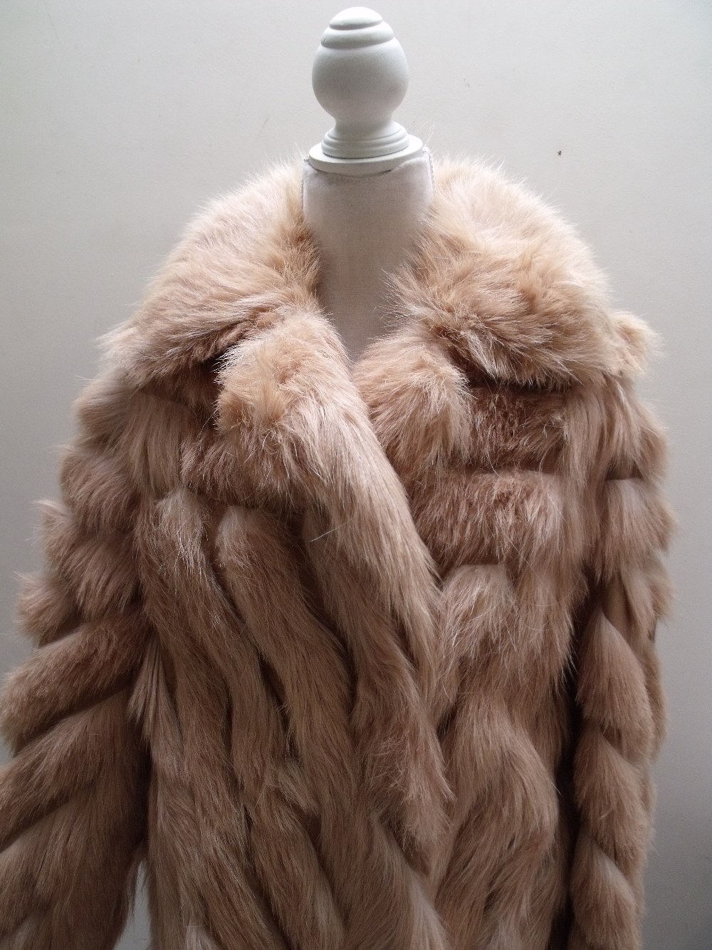 A STYLISH FULL LENGTH DIAGONAL PATTERN VINTAGE FUR COAT, the panels of possible wolf / coyote fur - Image 4 of 5