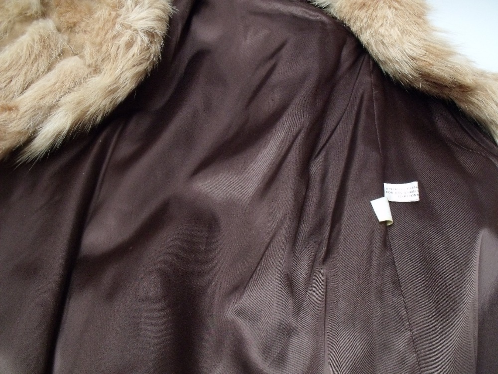 A STYLISH FULL LENGTH DIAGONAL PATTERN VINTAGE FUR COAT, the panels of possible wolf / coyote fur - Image 5 of 5