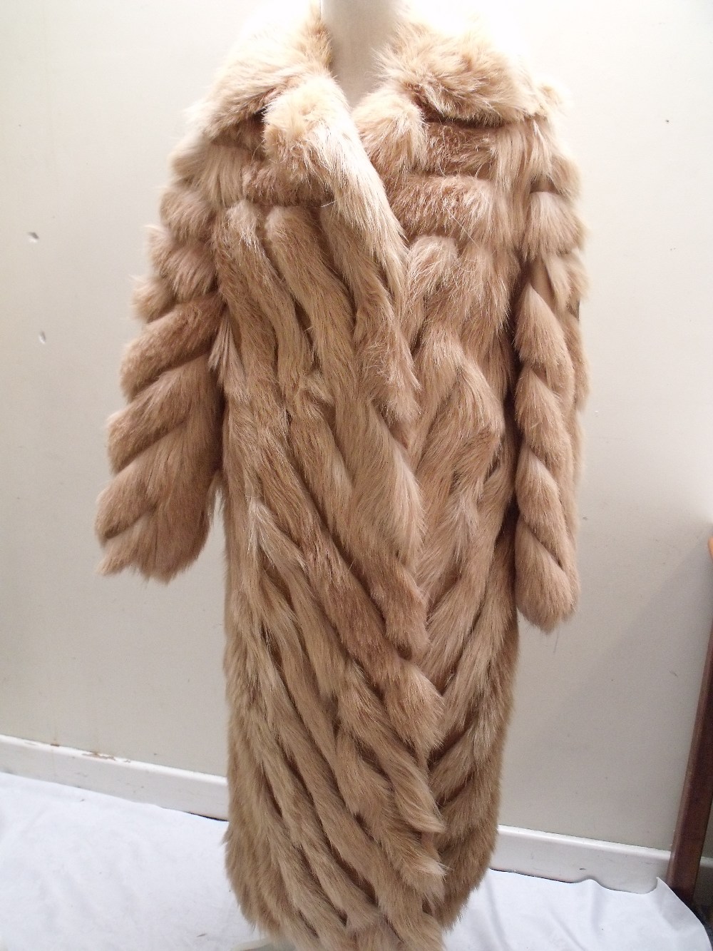 A STYLISH FULL LENGTH DIAGONAL PATTERN VINTAGE FUR COAT, the panels of possible wolf / coyote fur - Image 2 of 5