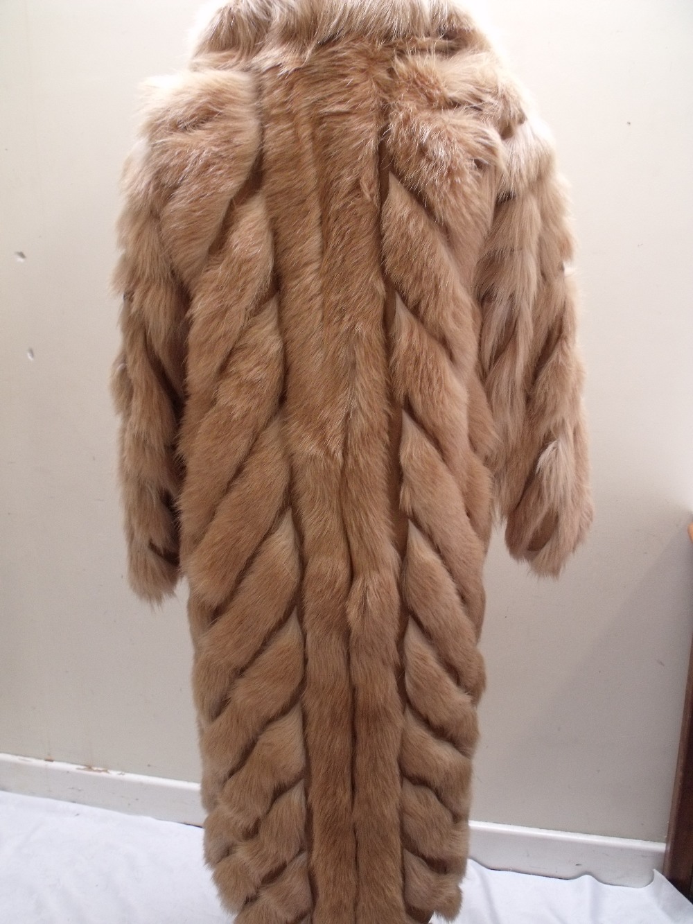 A STYLISH FULL LENGTH DIAGONAL PATTERN VINTAGE FUR COAT, the panels of possible wolf / coyote fur - Image 3 of 5