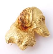A French dachshund brooch, the head and front paws with textured detailing throughout, 3.7cm long,