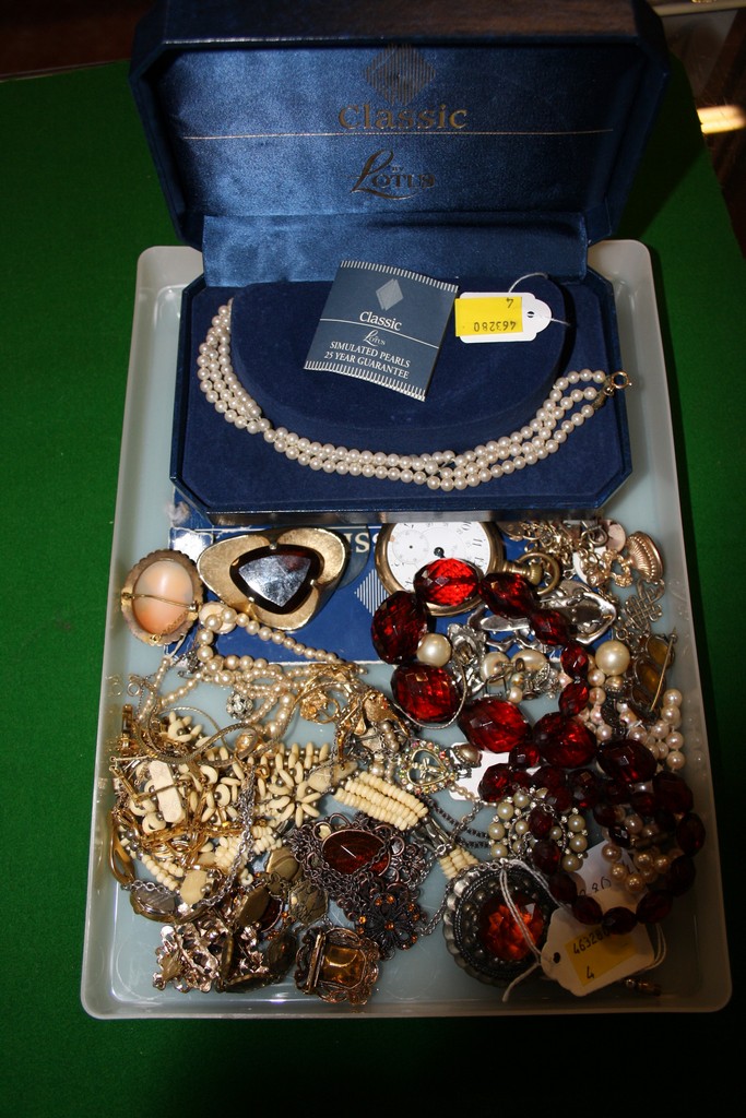A quantity of jewellery, to include: necklaces; brooches; and other items.