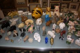 A collection of pottery and china pigs and piggy banks. A condition report is not available on this