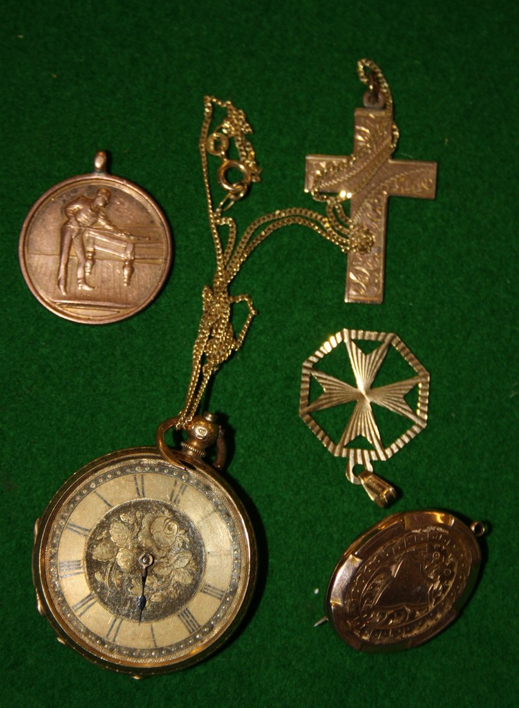 A collection of jewellery, comprising: a 9 carat gold snooker medal; a 9 carat gold cross pendant