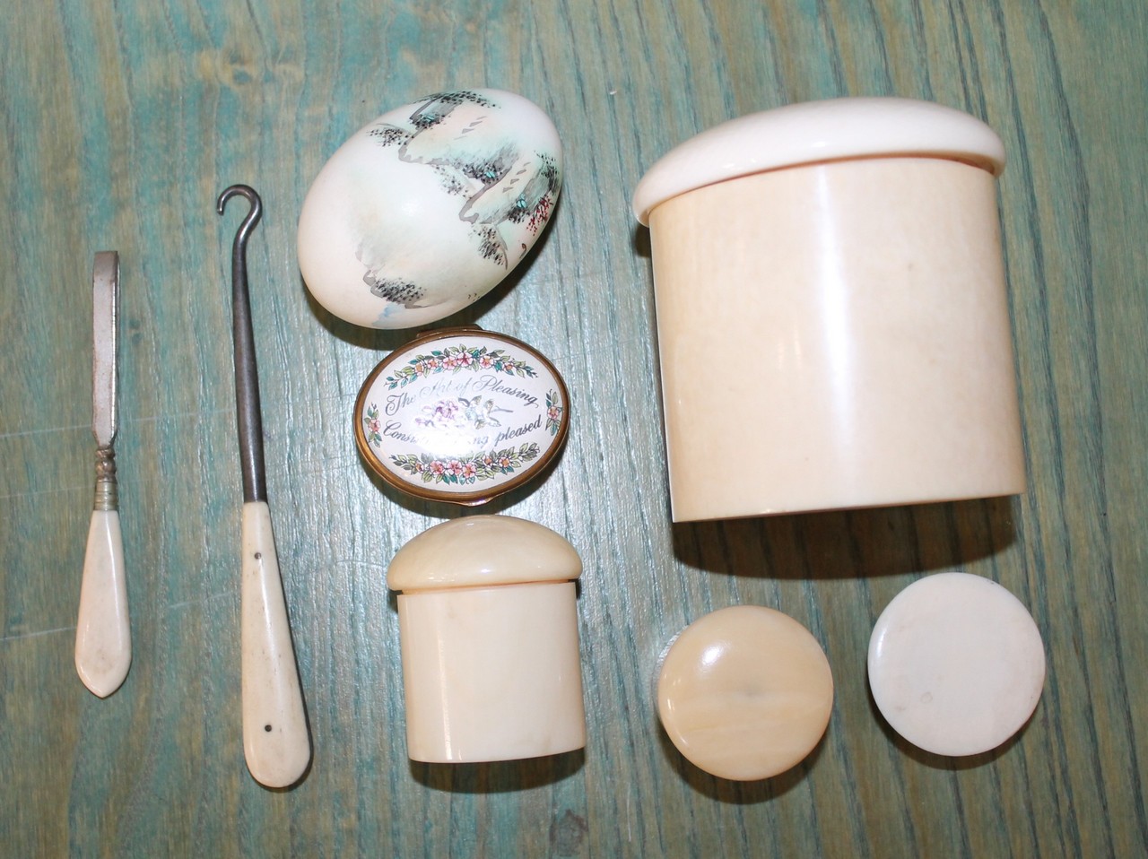 A quantity of assorted ivory items, late 19th/early 20th century - Image 2 of 2