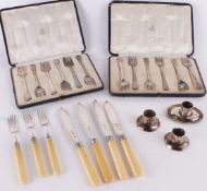 Two cased sets of six Hanoverian pattern cake forks by R. Smart & Son, London 1927 and 1928, 13cm
