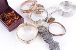 A collection of jewellery, to include a three stone diamond crossover ring; a 9 carat gold hinged