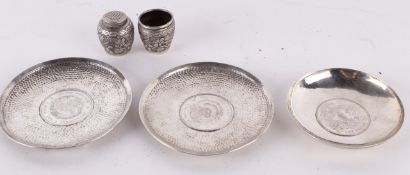 A Chinese export silver vase shaped pepperette and salt cellar, embossed with foliate sprays, 3cm