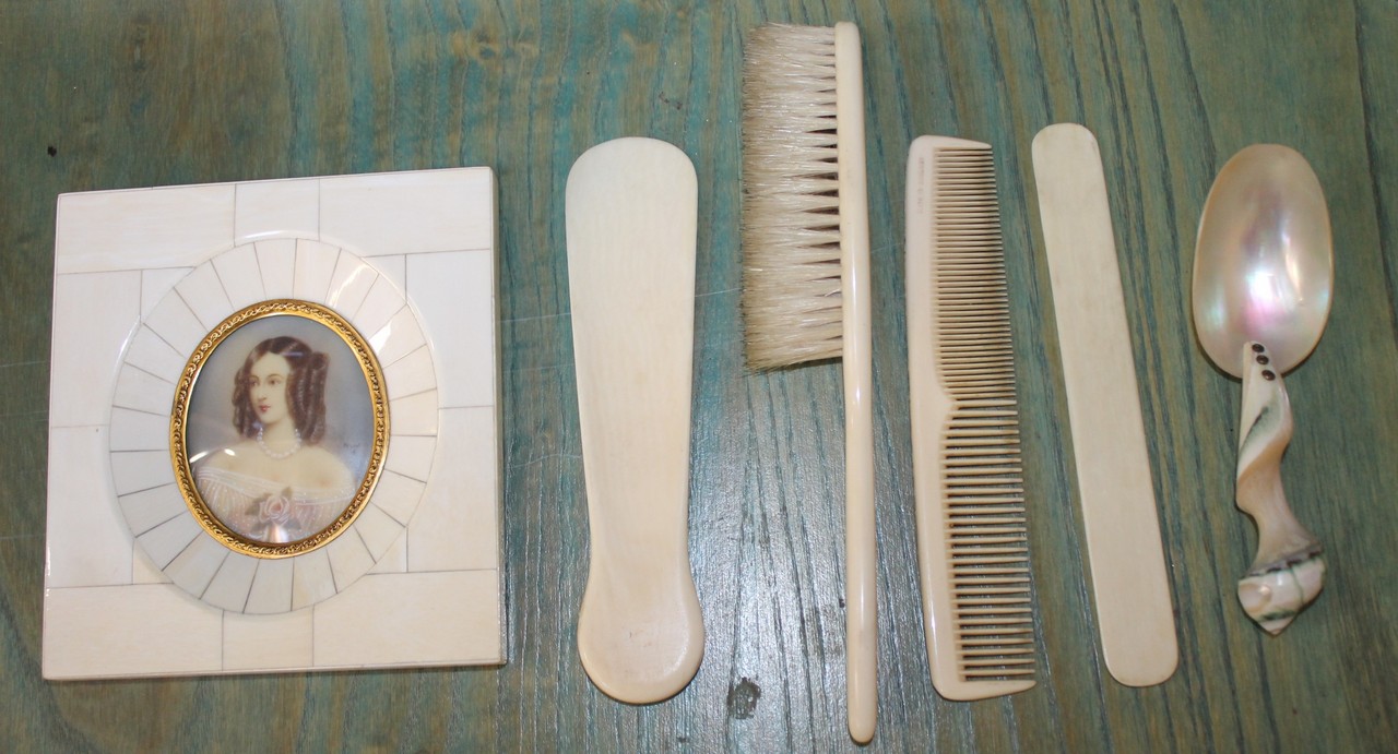 A quantity of assorted ivory items, late 19th/early 20th century