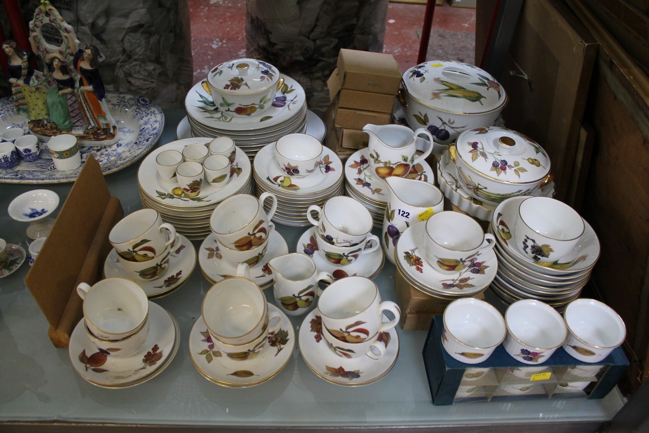 A part Evesham dinner and tea service. There is no condition report available on this lot.
