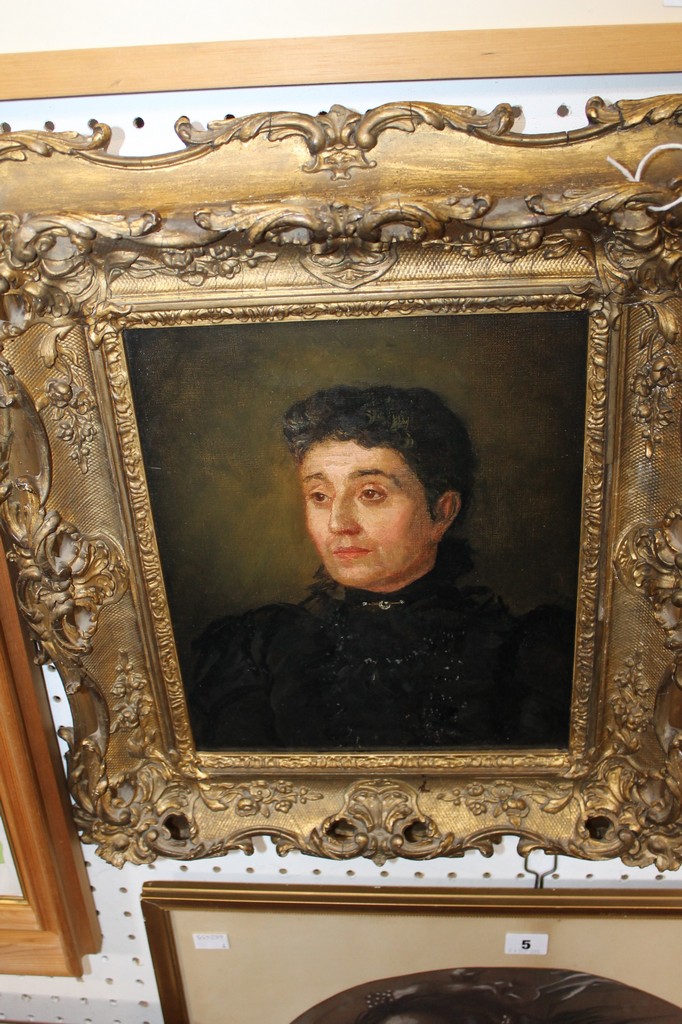 English school (19th century) Portrait of a lady in black dress  Oil on canvas held within a gilt