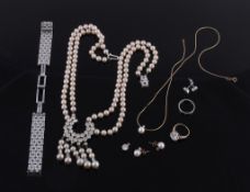 A collection of jewellery and costume jewellery , to include  A collection of jewellery and