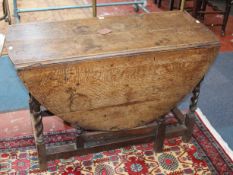 An early 19th Century oak gateleg dining table 113cm wide