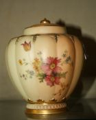 A Worcester bowl and cover, pattern no 1312, 14cm high. Best Bid