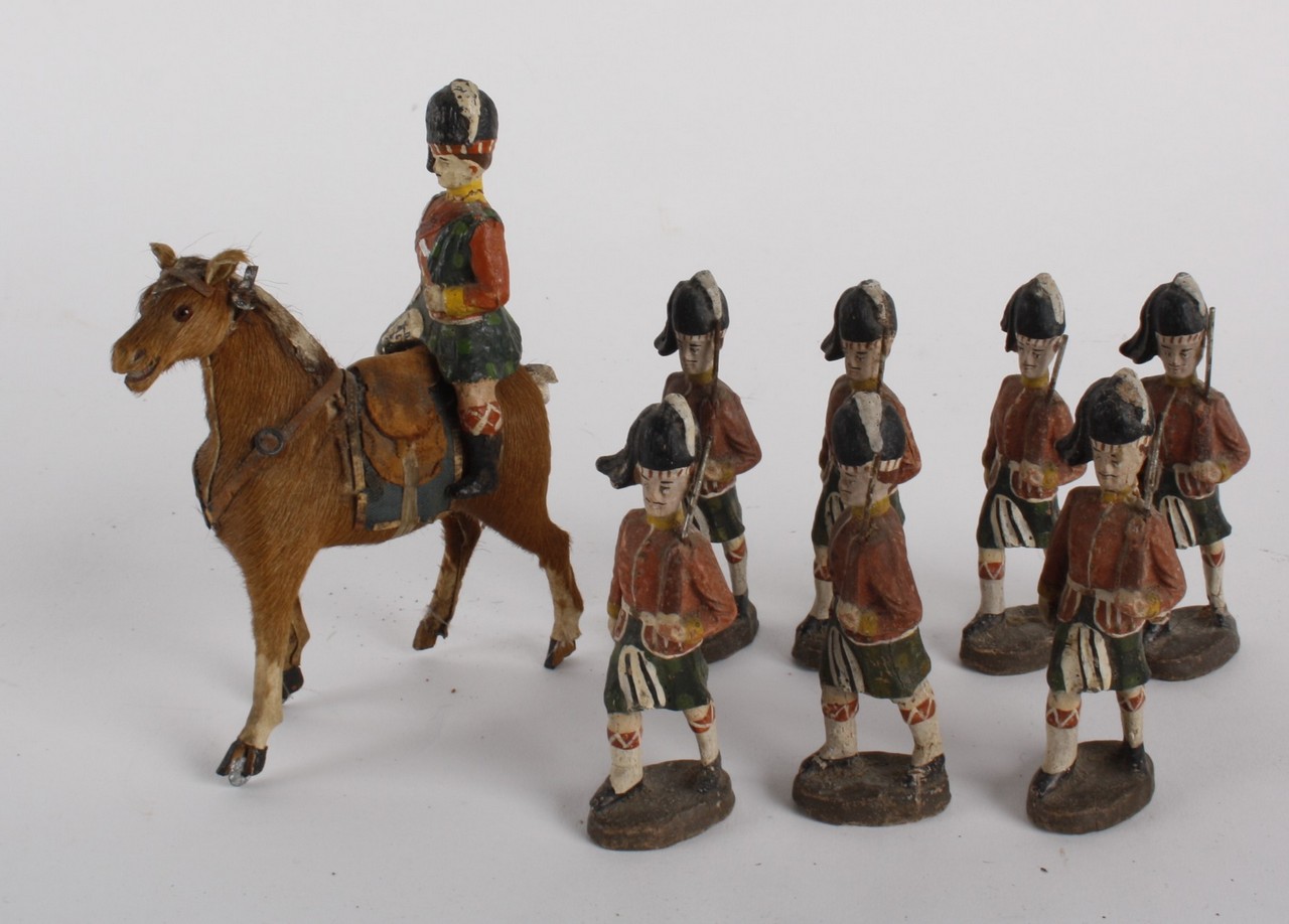 Eight Elastolin Highland Infantry, comprising: a mounted officer with horse and seven private