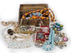 A collection of costume jewellery, to include A collection of costume jewellery, to include: