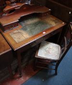 An Edwardian mahogany and crossbanded writing table and mahogany chair 92cm wide