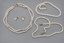 A single row cultured pearl necklace, consisting of fifty one uniform... A single row cultured