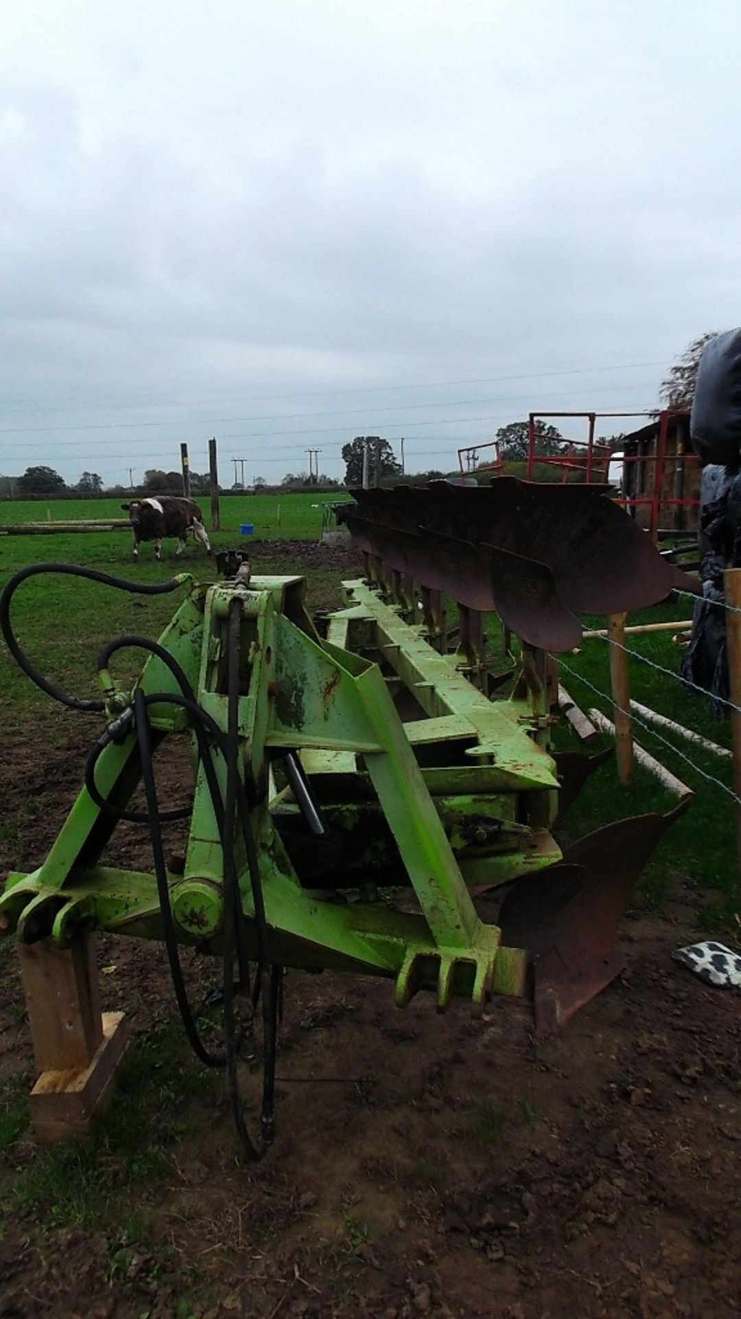 Dowdeswell DP6 semi mounted six furrow reversible plough, Serial No. 7143477, Location: Melksham, - Image 4 of 5