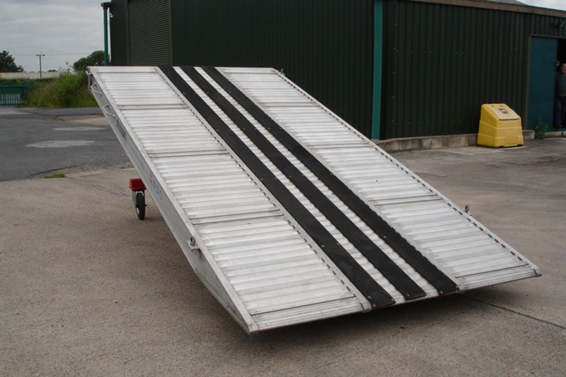 RAMPCO MOBILE LOADING RAMP ( 10 TON CAPACITY ). - Image 2 of 6