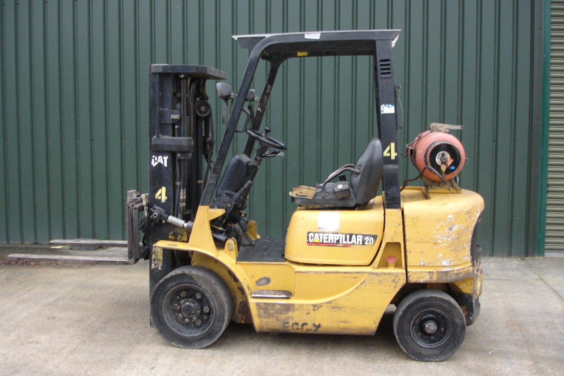 Caterpillar 2 Ton Forklift   ( 2001 )