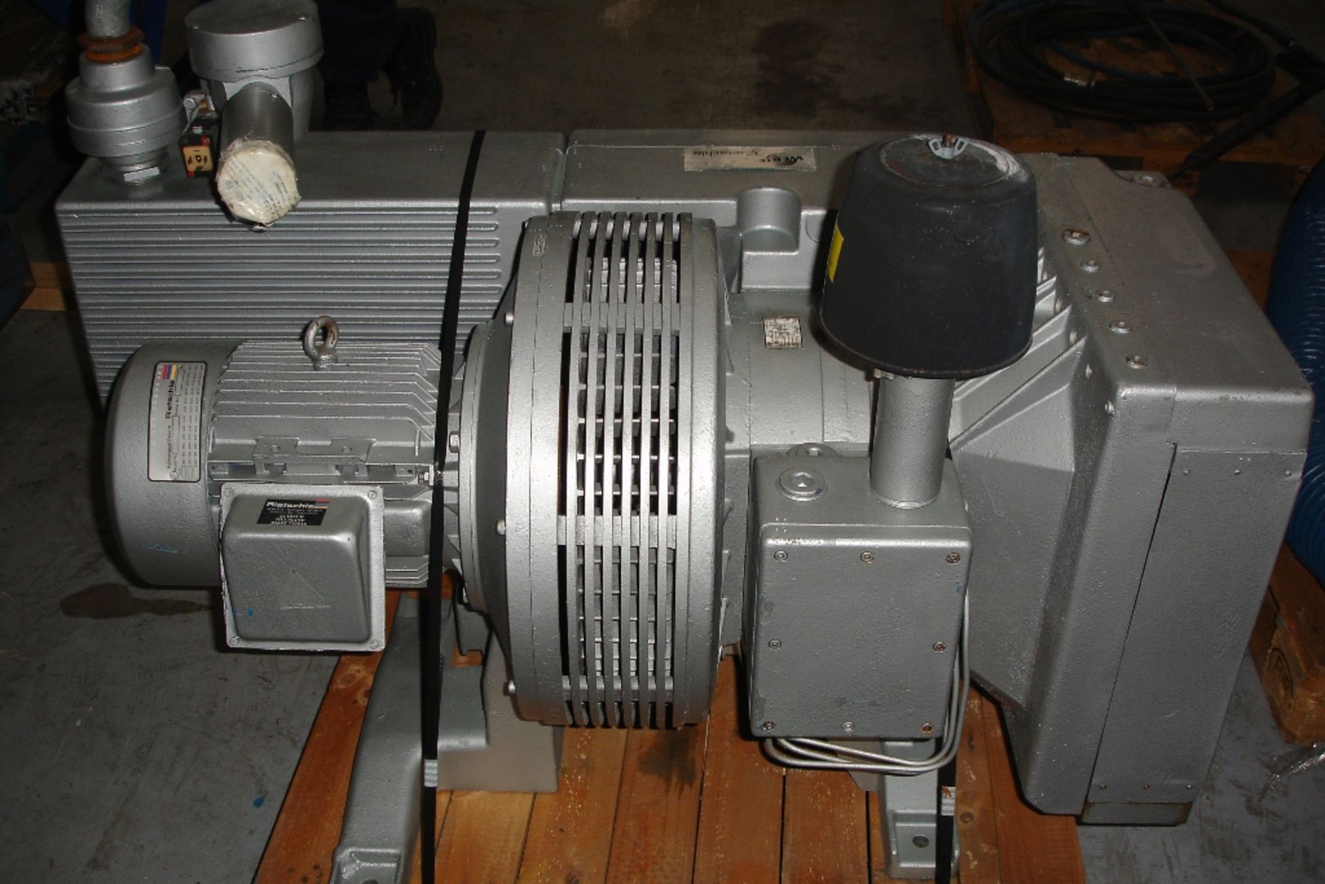 Large Rietchle Vacuum Pump - Image 2 of 2