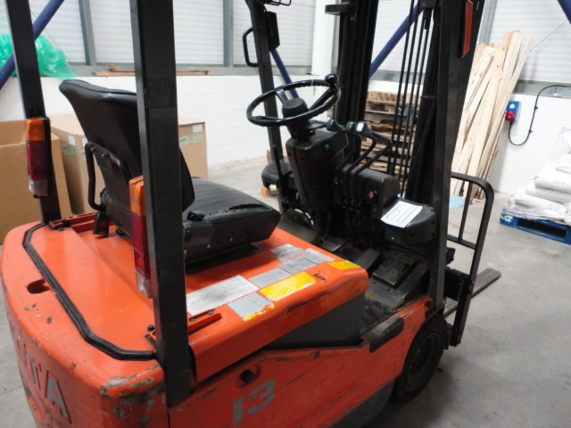 Toyota Fork Lift Truck. capable of 1.25 tonne lift. Elec, MUST BE THE LAST LOT TO LEAVE LIFT OUT £50 - Image 2 of 5