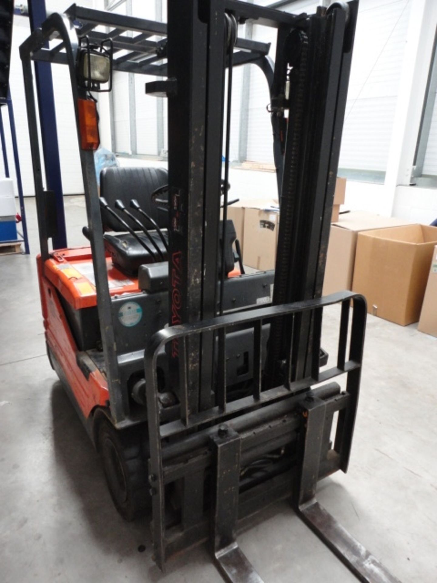 Toyota Fork Lift Truck. capable of 1.25 tonne lift. Elec, MUST BE THE LAST LOT TO LEAVE LIFT OUT £50 - Image 3 of 5