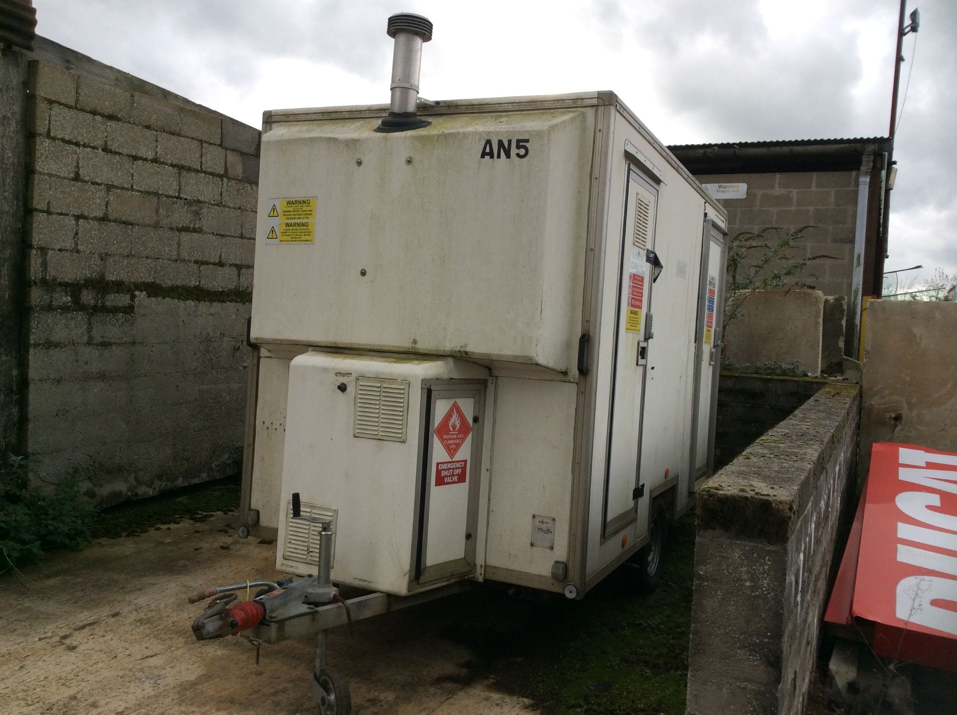 SINGLE AXLE ASBESTOS WASH DOWN TRAILER COMPLETE WIT DIRTY AND CLEAN ROOM, HEATER.