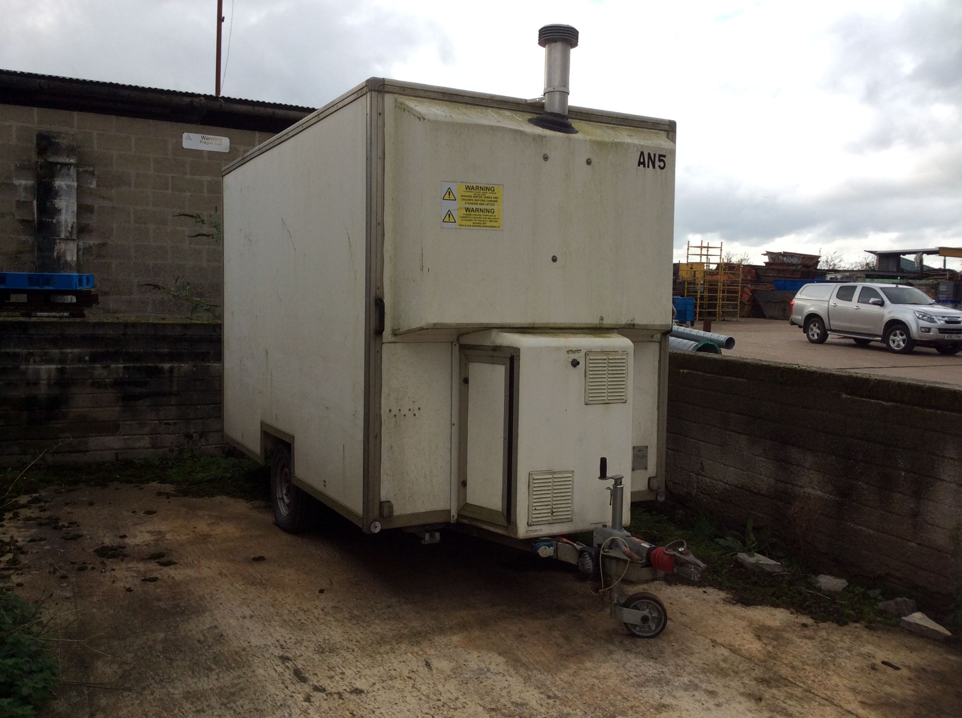 SINGLE AXLE ASBESTOS WASH DOWN TRAILER COMPLETE WIT DIRTY AND CLEAN ROOM, HEATER. - Image 2 of 3