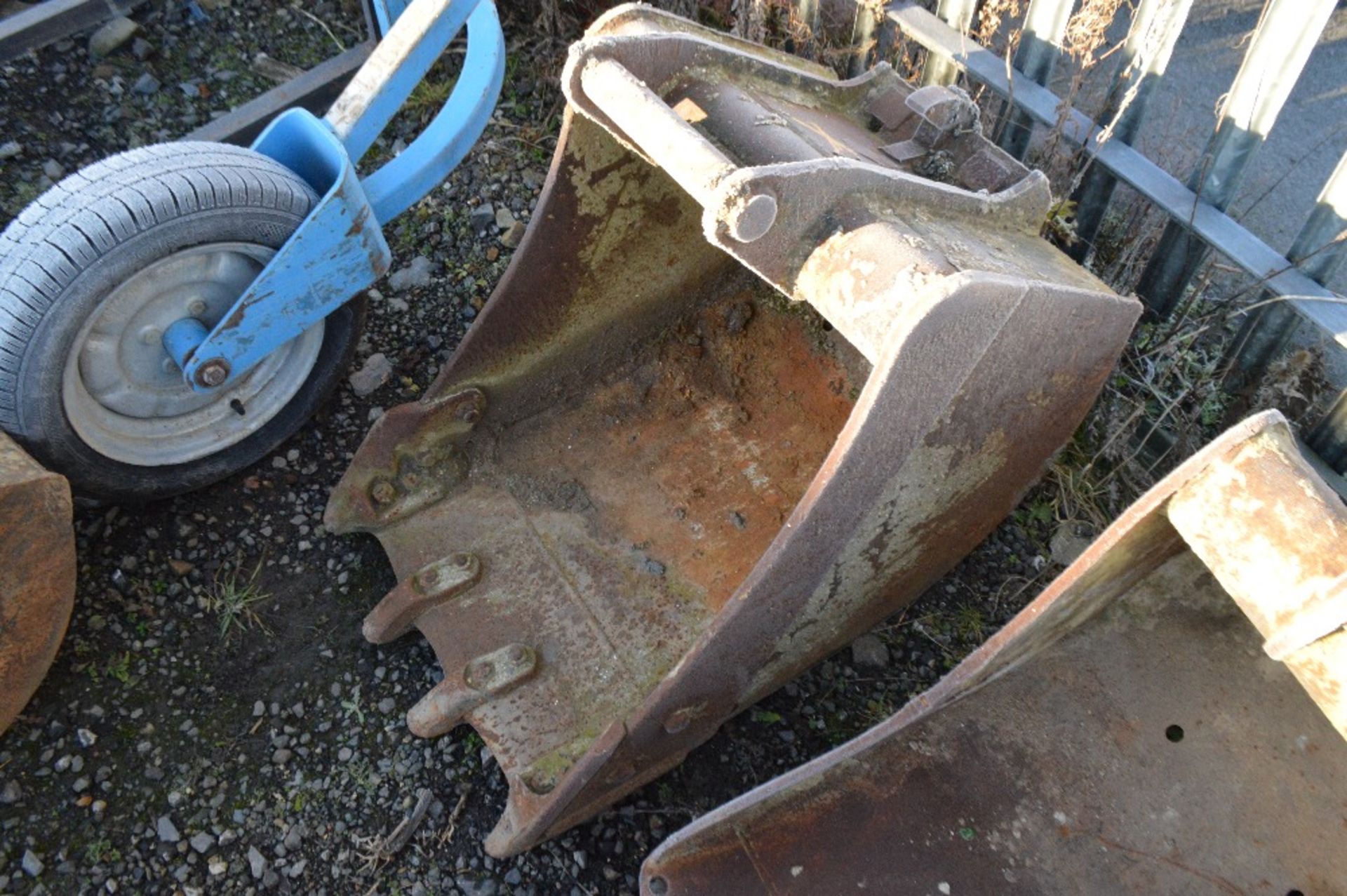 2 foot digger bucket