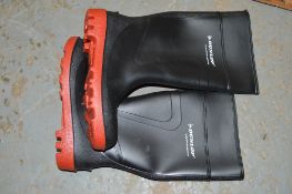 Dunlop black wellington boots size 7
New & unused
