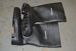 Dunlop black wellington boots size 13
New & unused