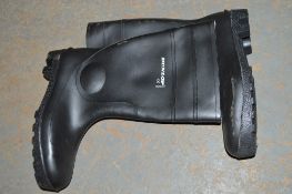 Dunlop black wellington boots size 13
New & unused