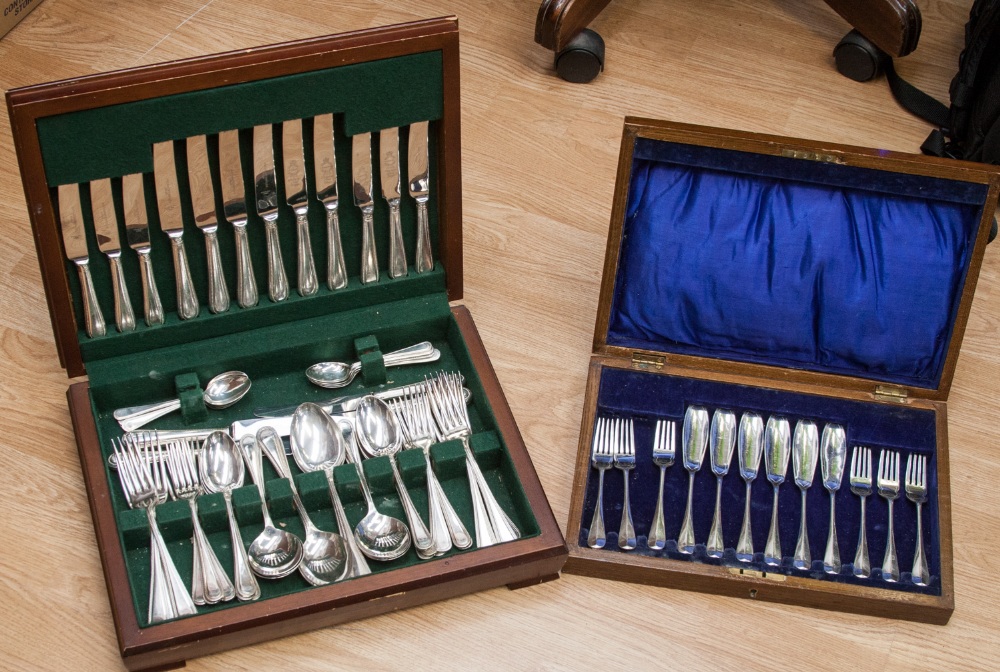 A cased canteen of bead pattern cutlery and an oak cased set of fish eaters (2)