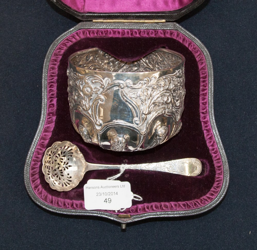 A silver late Victorian Christening set, comprising spoon and bowl, London 1892, 4.42 ozt approx