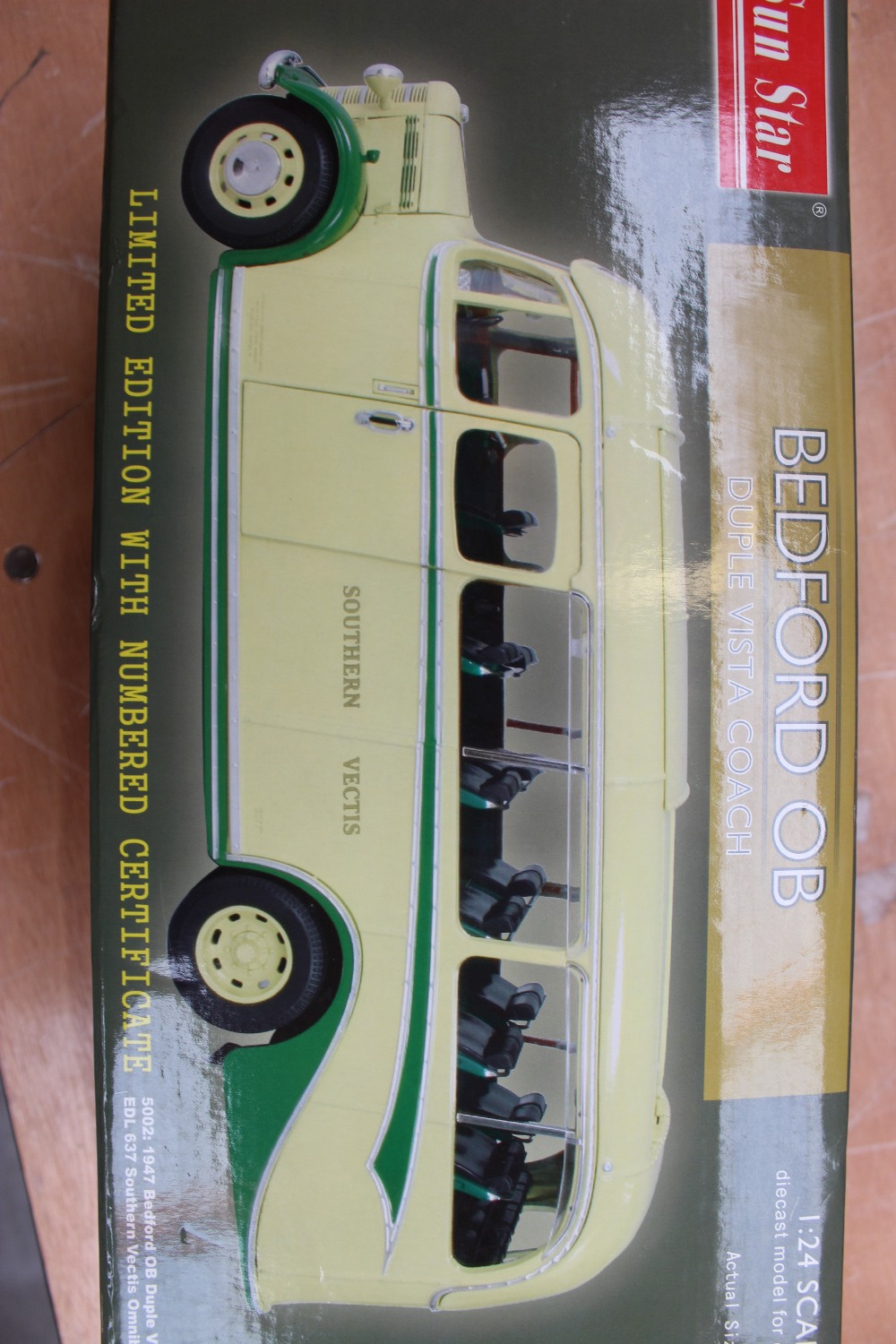 Sun Star Bedford OB Duple Vista Coach 1.24 scale Southern Vectics, boxed