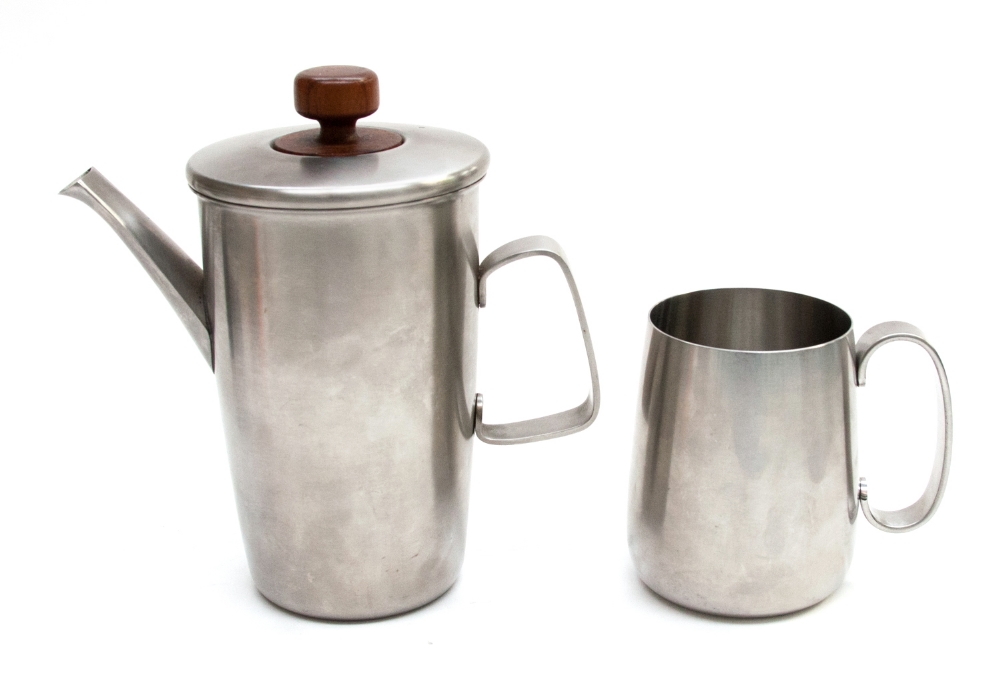 Gerald Benney for Viners stainless steel coffee pot, the lid with a teak handle, 20 cm high,