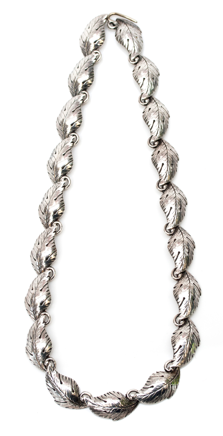 A Sybil Dunlop silver necklace, each link cast as a leaf, stamped SD, London 1967, 41cm long, 2.